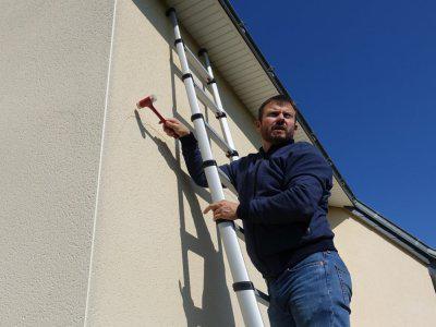 Le marteau sonique permet de détecter des décollements d'enduits.