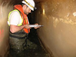 Le scléromètre permet de déterminer la résistance en surface d'un support minéral (béton, maçonnerie, pierre).